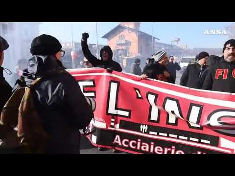 Ex Ilva, il corteo degli operai allo stabilimento di Genova Cornigliano