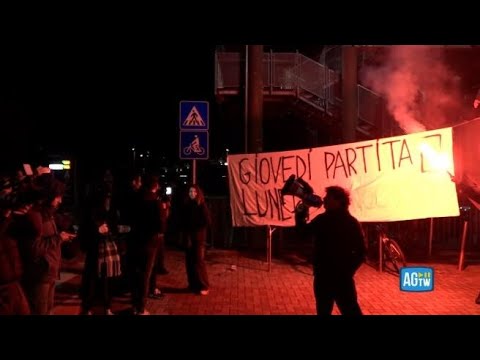 La protesta dei Pro Pal prima di Olimpia Milano-Hapoel Tel Aviv: «Boicottiamo Israele»