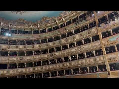 La Fenice, pioggia di volantini contro Beatrice Venezi alla prima della stagione lirica