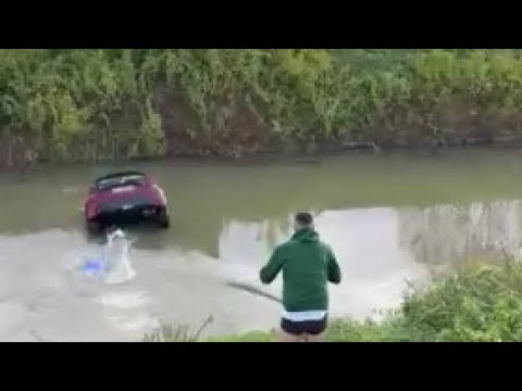 Padova, auto nel canale: in due si tuffano per salvare il conducente. Il video