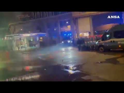 Bologna, manifestanti e agenti si fronteggiano con bombe carta e idranti