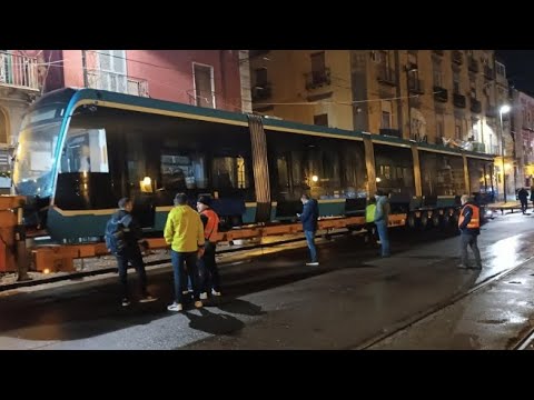 Tram del Mare, le immagini dell’arrivo del primo treno a Napoli