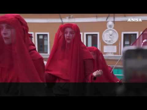 Venezia, blitz di Extinction Rebellion: il Canal Grande si colora di verde