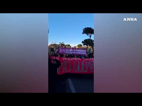 Roma, corteo contro la violenza di genere: “Sabotiamo guerre e patriarcato”