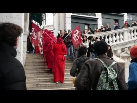 Il blitz di Greta Thunberg: acqua verde a San Marco