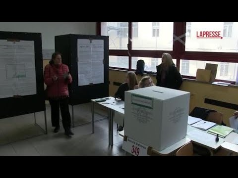 Il video dell’apertura dei seggi a Napoli per le elezioni regionali