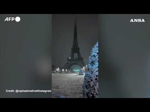 Il sabato sera sotto la neve esalta la magia di Parigi