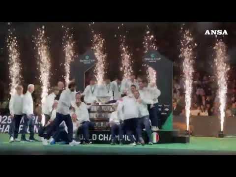 L’Italia vince ancora la Coppa Davis, l’esultanza azzurra sul podio