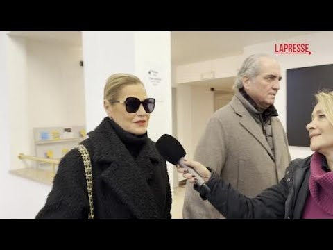 Simona Ventura alla camera ardente per Ornella Vanoni: «Era unica, mi mancherà»