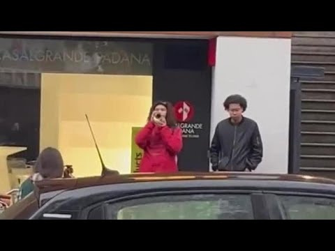 L’omaggio a Ornella Vanoni, una ragazza suona con la tromba «Senza fine» sotto la pioggia