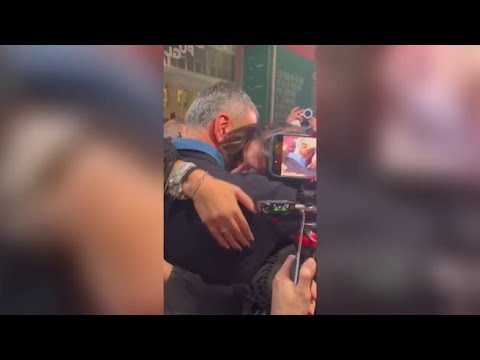 L’abbraccio di Decaro con la figlia Chiara a cui ha dedicato la vittoria elettorale