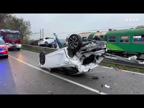 Scontro bisarca-treno, strage sfiorata nel Ferrarese: “solo” due feriti