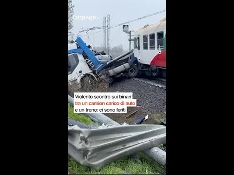 Violento scontro sui binari tra un camion carico di auto e un treno della linea Suzzara- Ferrara: tr