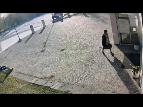 Mantova, si fingeva la madre morta per incassarne la pensione: il video