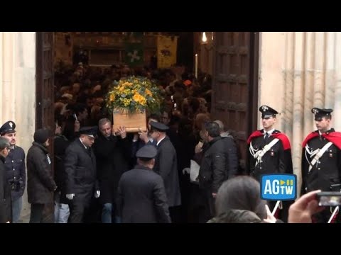 Ornella Vanoni, il lungo applauso all’uscita del feretro dalla Chiesa di San Marco