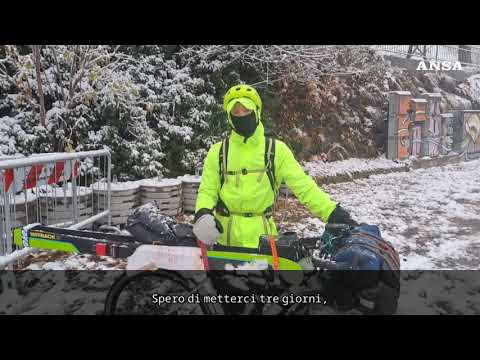 In bici sotto la neve verso l’Austria per una gara di sci