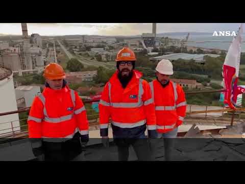 Eurallumina, dieci giorni sul silo a 40 metri: l’appello degli operai a Calderone