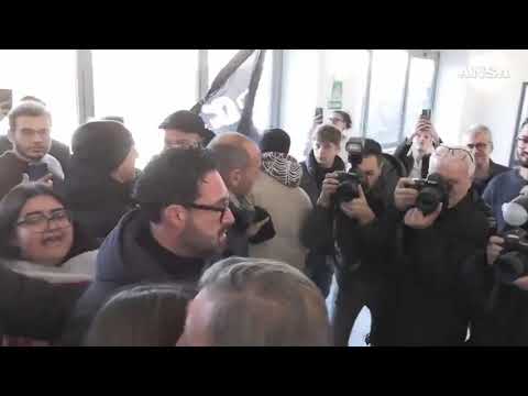 Calenda contestato all’Universita’ Statale di Milano: “Fuori dall’universita’”