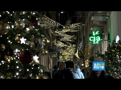 Milano, accese le luminarie natalizie in via della Spiga