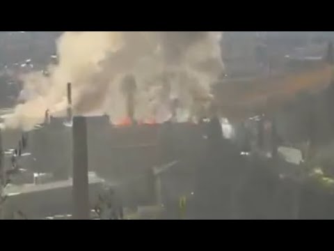 Brucia il tetto della cartiera Fedrigoni, il video dell’incendio a Riva del Garda