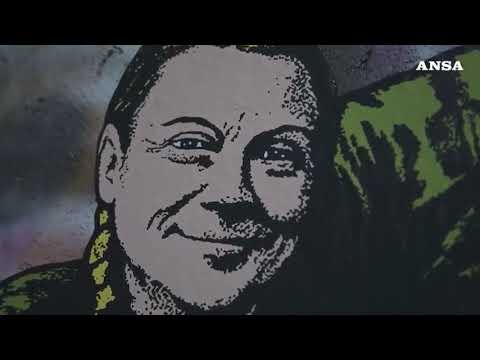 A Milano un murale ritrae Greta Thunberg e Francesca Albanese abbracciate da un miliziano di Hamas
