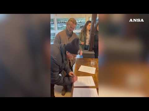 La “famiglia nel bosco” accetta una nuova casa, la firma di papa’ Nathan