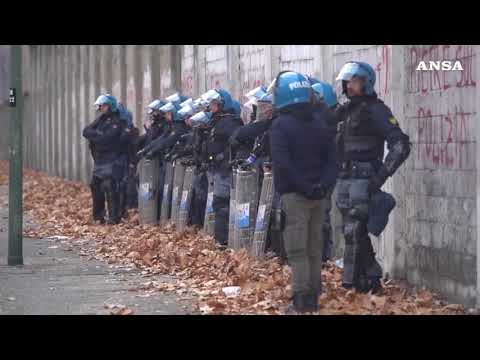 Torino, presidio per l’imam rinchiuso nel Cpr di Caltanissetta