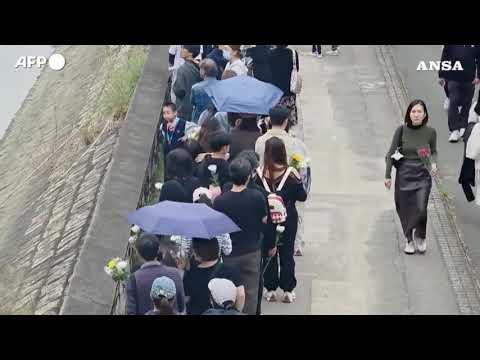 Hong Kong, in migliaia per l’omaggio alle vittime del maxi-incendio