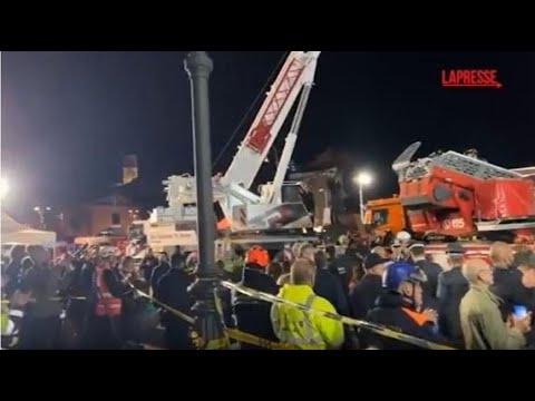 Crollo Torre dei Conti, estratto l’operaio da sotto le macerie: le immagini del salvataggio