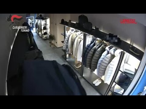 Torino, furto con spaccata e bottino da oltre 20mila euro: il video che inchioda i ladri