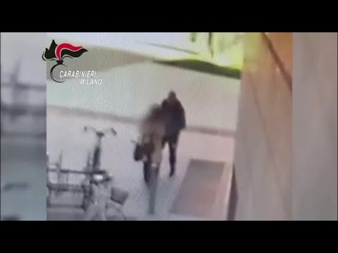 L’aggressione a Milano in piazza Gae Aulenti: la pugnalata, la vittima di spalle e la fuga