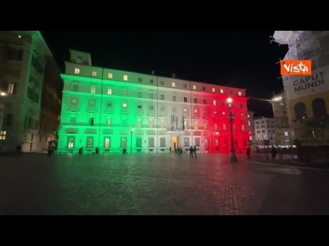 4 Novembre, Palazzo Chigi illuminato con il tricolore per la Festa delle Forze Armate