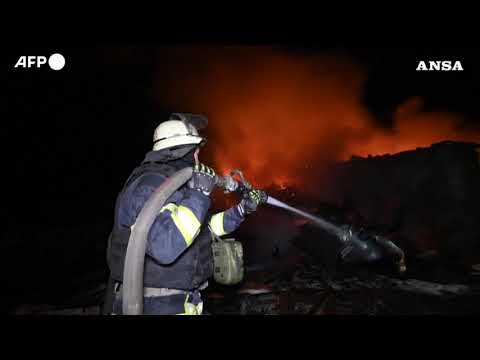 Ucraina, incendi dopo l’attacco russo con droni nella regione di Kharkiv