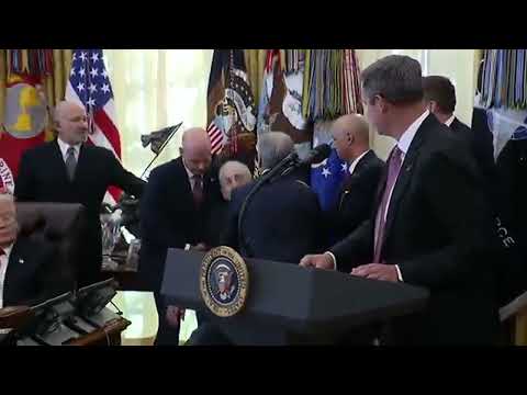 Sviene nello studio ovale durante la conferenza stampa di Trump