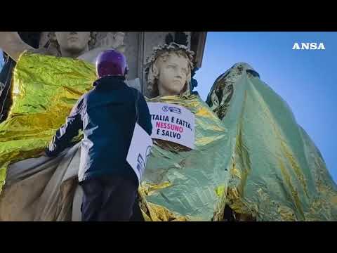 Teli termici sulla statua di Cavour a Torino, Extinction Rebellion in azione