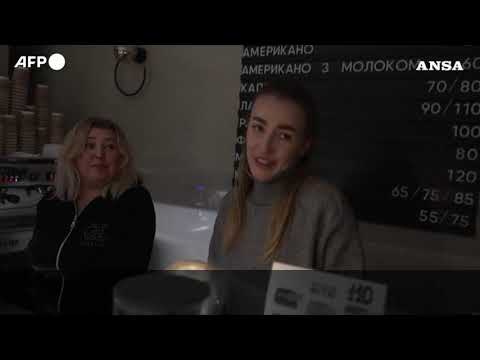 Ucraina al buio, aziende e commercianti di Kiev “sopravvivono” ai blackout