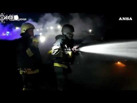 Raid sull’Ucraina, vigili del fuoco al lavoro nella regione di Odessa