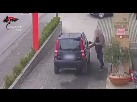 Donna assalita dall’ex mentre è in auto al distributore a Napoli: le immagini dell’aggressione