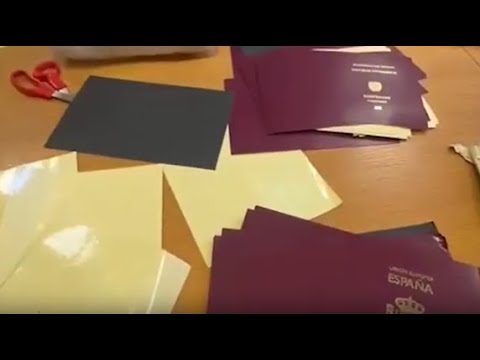 Milano, ecco come fabbricavano i passaporti falsi: nella casa laboratorio tutto il materiale