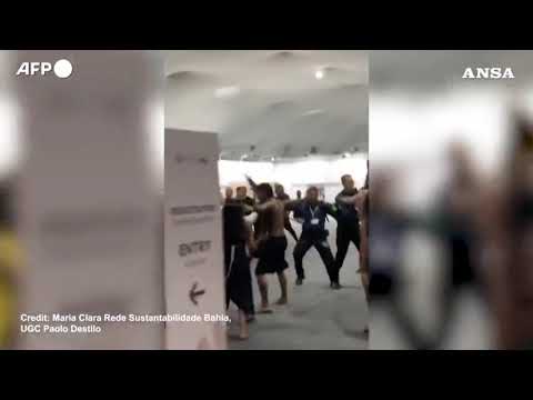 Tensione alla Cop30, manifestanti invadono la zona blu