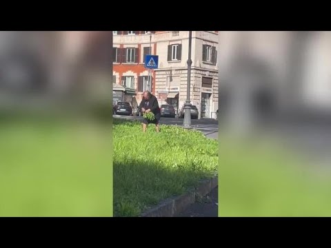 Roma, a piazza Verbano la signora-contadina che fa la cicoria in completo grigio: il video