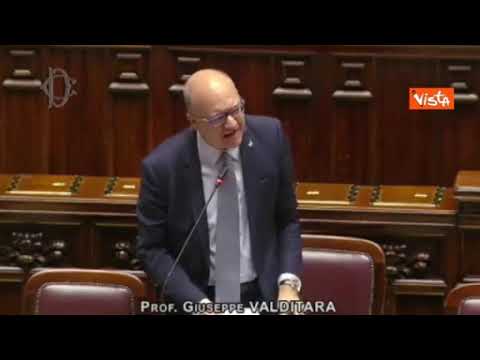 Educazione sessuale a scuola, Valditara: «Falsità sui femminicidi, vergogna». E scoppia la protesta