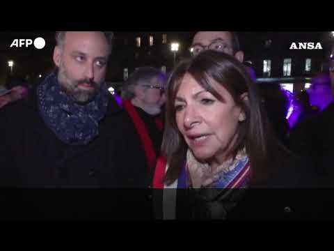 A Parigi si celebrano i 10 anni dagli attacchi terroristici del 13 novembre