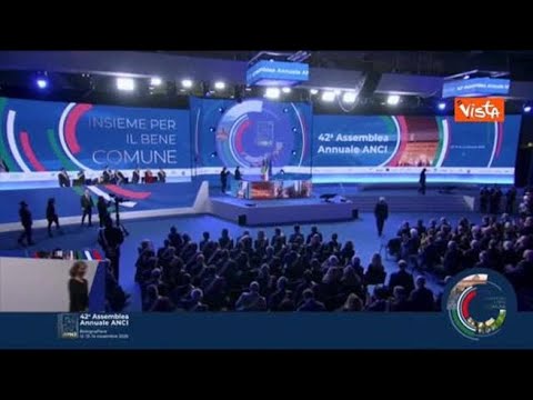 Standing ovation dell’Assemblea Anci per Mattarella sul palco a Bologna