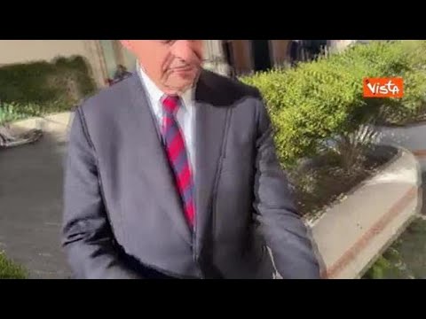 Calenda mostra tatuaggio con tridente Ucraina: Hanno disperato bisogno di sostegno