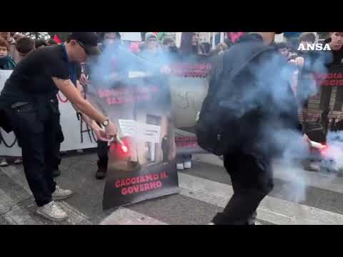 Corteo a Roma, ‘bruciamo il fascismo, cacciamo il governo’