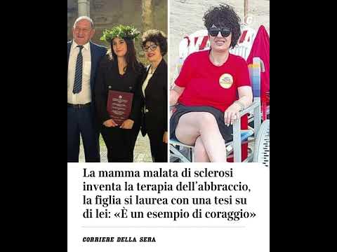 La mamma malata di sclerosi inventa la terapia dell’abbraccio, la figlia si laurea con tesi su di le