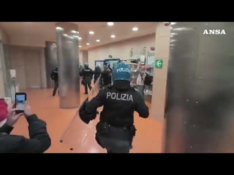 No Meloni day a Torino, scontri con la polizia alla Citta’ metropolitana