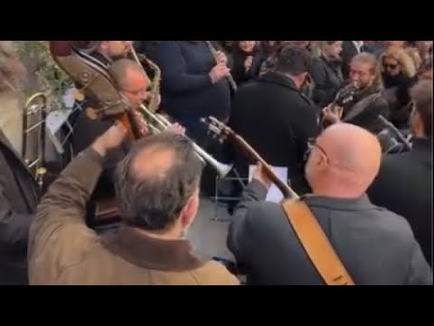 Bari, il concerto improvvisato per i funerali del jazzista Guido Di Leone