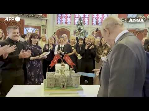 Compleanno in Galles per Carlo: coro di “Happy Birthday” e taglio della torta
